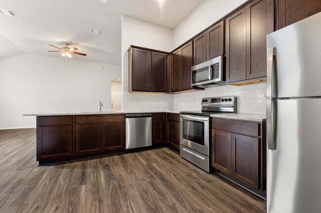 Foto del edificio - GORGEOUS 3 BEDROOM DUPLEX LOCATED IN CONVE...