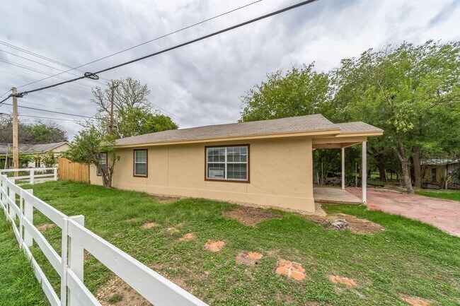 Foto del edificio - For Lease – 2 Bedroom, 1 Bath Corner Home in Kerrville, TX