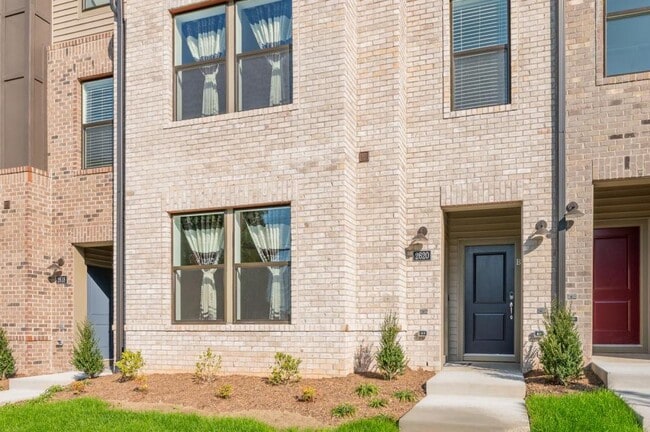 Building Photo - 2620 Lassen Dr