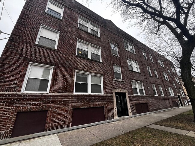 Building Photo - 3353 W Sunnyside Ave
