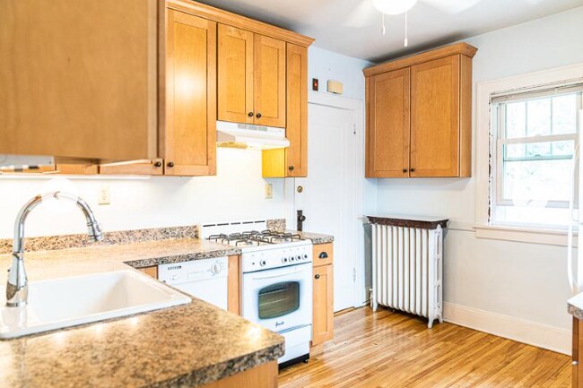 Kitchen - 1905 Chelton Ave W