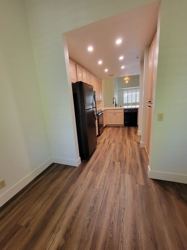 Building Photo - Spacious 2 Bed/2 Bath Condo in the Heart o...