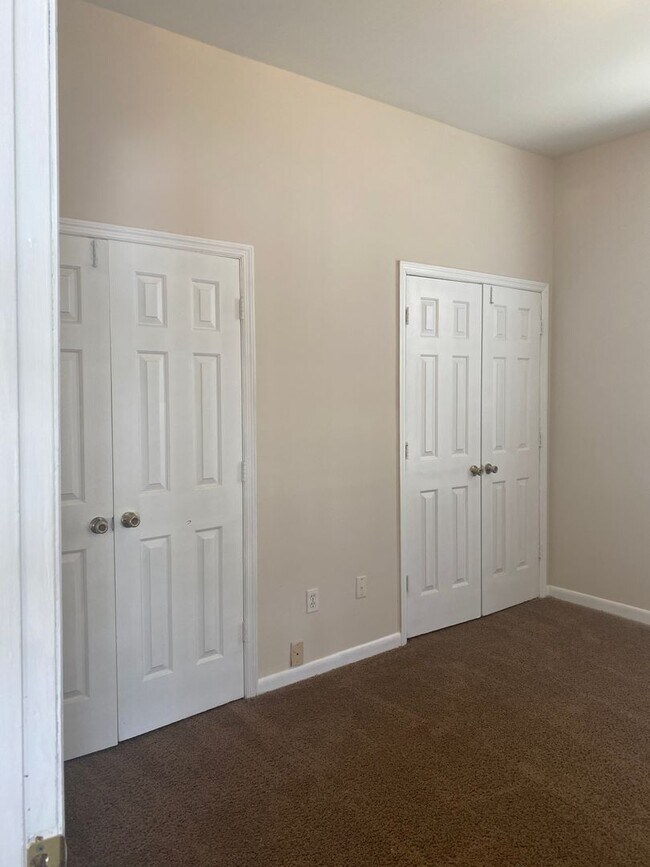 Foto del edificio - 4 Bedroom upstairs duplex downtown! **Prel...