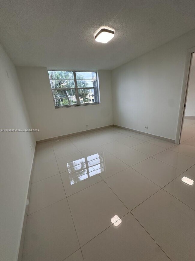 Foto del edificio - 447 NE 195th St