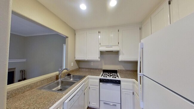 Building Photo - **Move-In Special!!** Elegant 2 Bed 2 Bath...