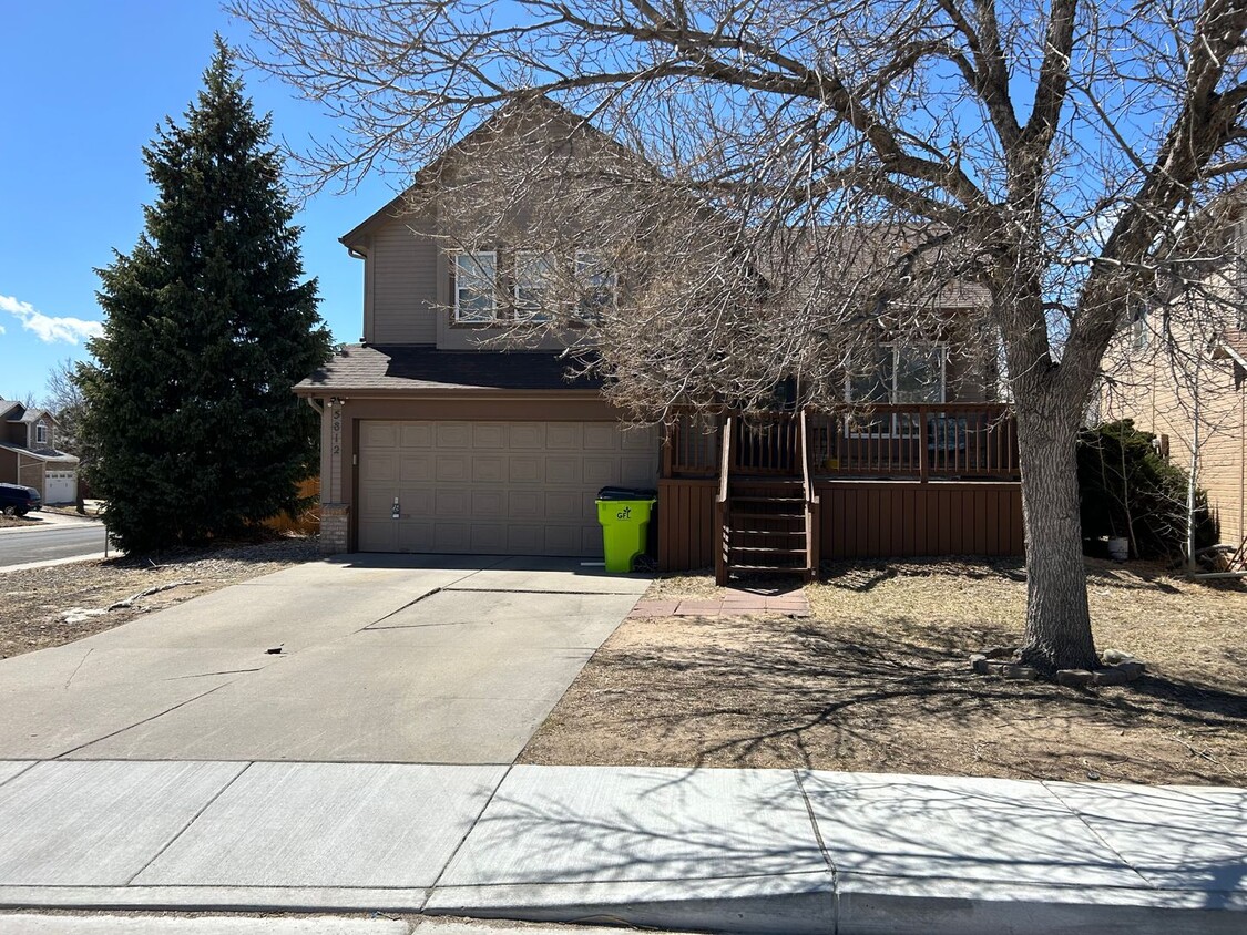 Primary Photo - Fantastic Multi-Level Single Family Home i...