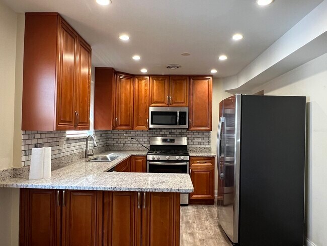 Foto del edificio - 8052 N Oriole Ave