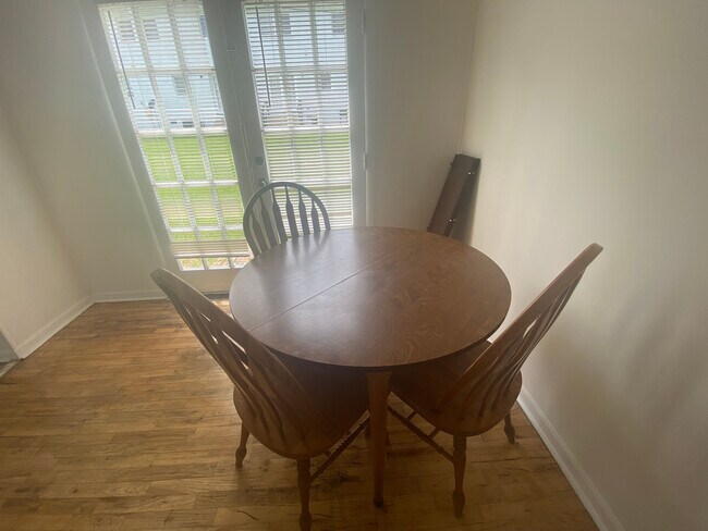 Foto del edificio - Room in Apartment on Greenbriar Rd