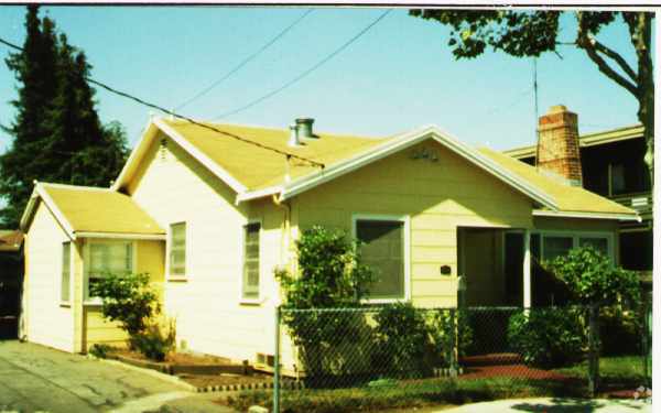 Foto del edificio - 1030-1032 Adams St