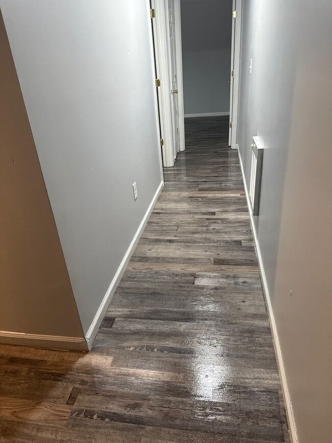 Building Photo - 2 Bedroom 1 Bathroom! Recently Remodeled! ...