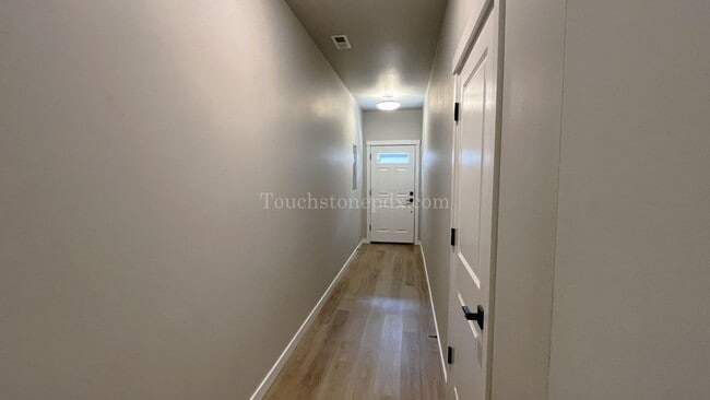 Building Photo - Modern 3-Bedroom Home!