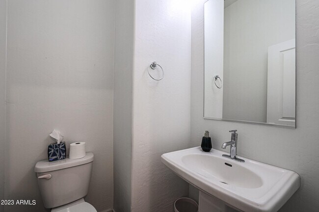 Building Photo - 2344 E Huntington Dr