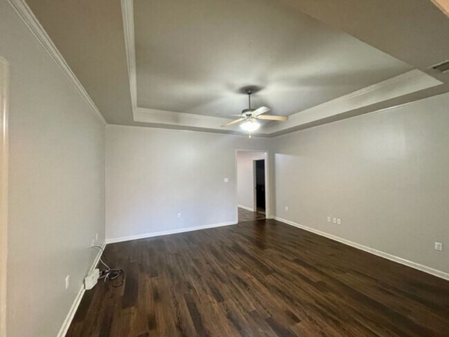 Building Photo - 15047 Creekside Dr