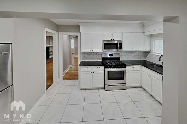 Building Photo - 727 Reinhard Ave