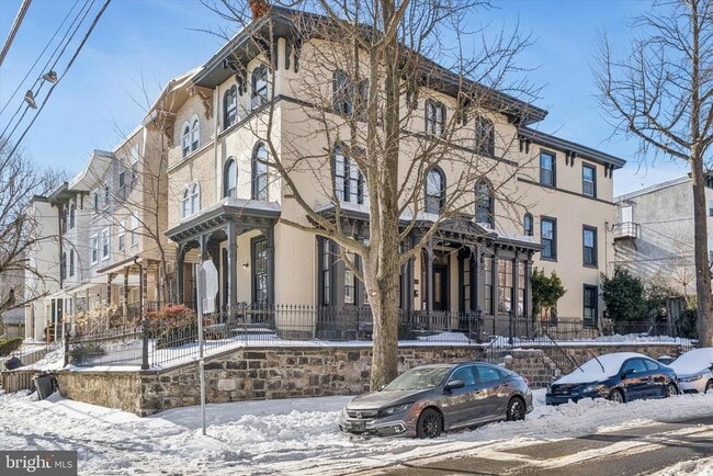 Building Photo - 418 N 32nd St