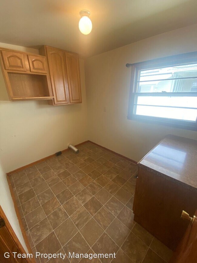 Building Photo - 3 br, 1 bath House - 404 Vosswood Dr