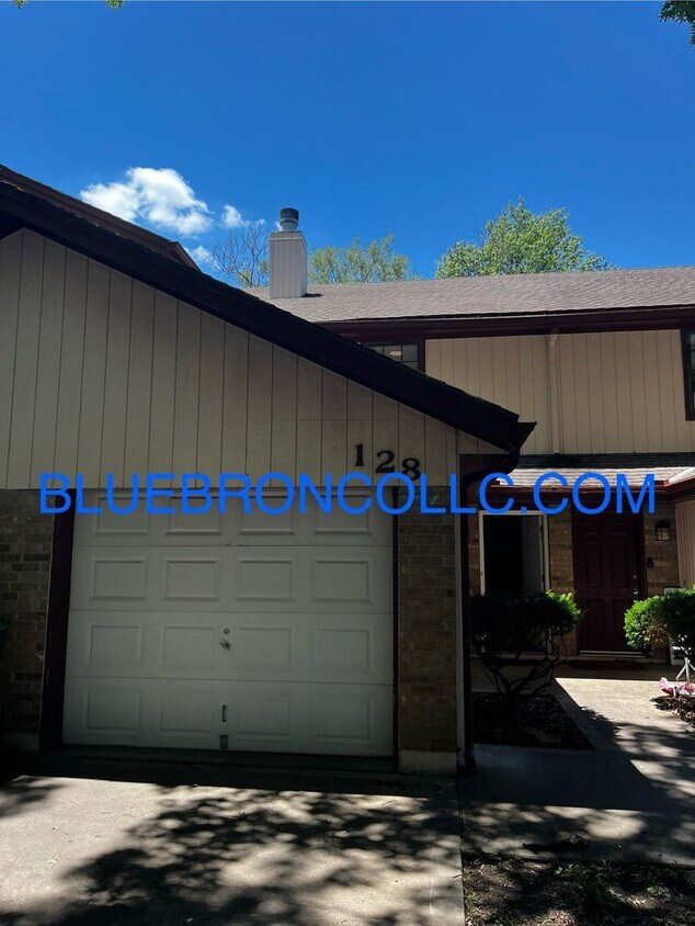Foto principal - Great price for 2 bedroom townhome, spacio...