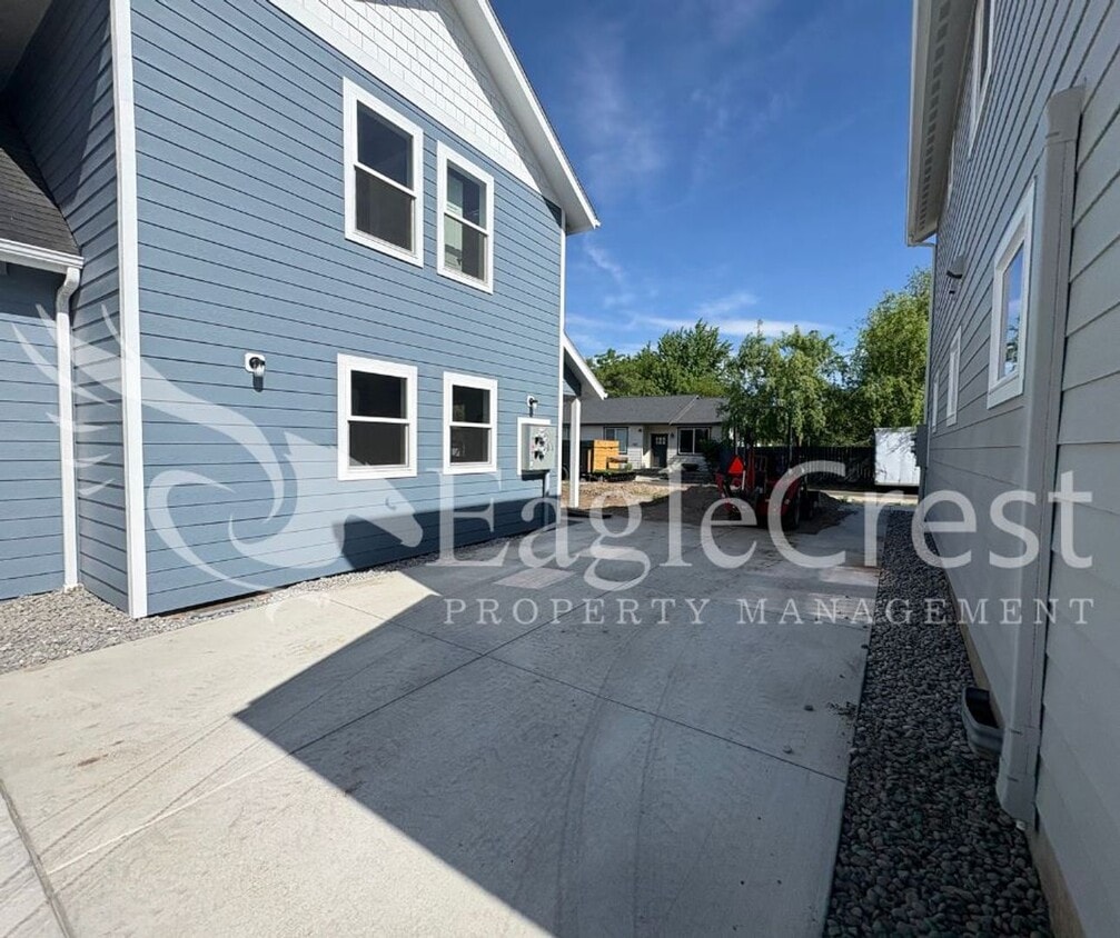 Building Photo - ANKENY
