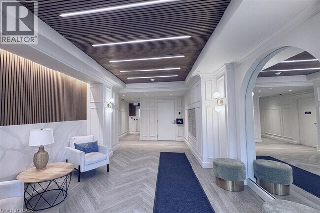 Building Photo - 169 James St S