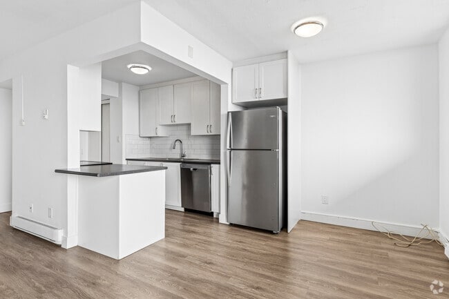2BR, 1BA - 900SF - Kitchen - 86 Cedar Street South