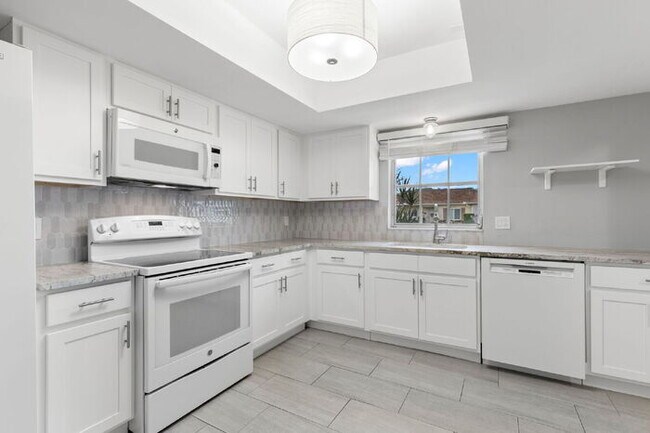 Foto del edificio - "Spacious 2-Bed, 2-Bath Condo Oasis in Prime Clearwater Location – 55+ COMMUNITY