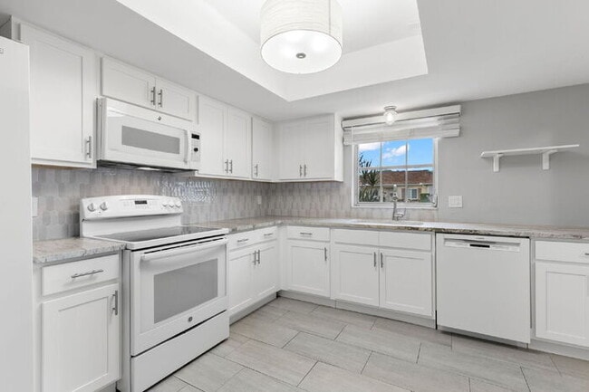 Building Photo - "Spacious 2-Bed, 2-Bath Condo Oasis in Prime Clearwater Location – 55+ COMMUNITY