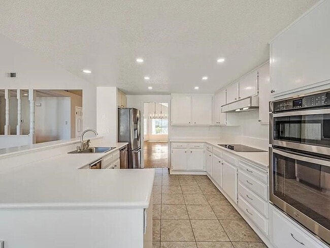 Building Photo - 4260 Canyon Crest Rd W