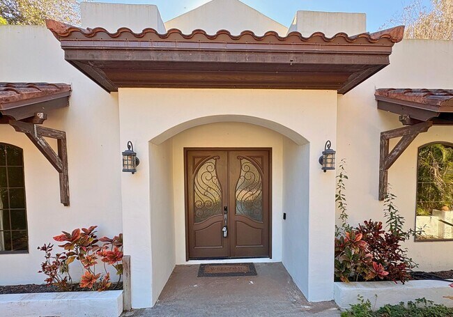 Foto del edificio - Mediterranean-Style Waterfront Home on Lake Tarpon- 3bed|2bath