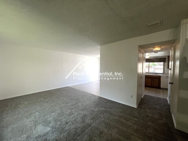 Foto del edificio - Spacious Carmichael 2bd/2.5ba Townhouse wi...