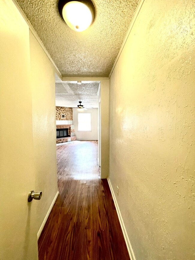 Building Photo - Charming West Tulsa 3 Bed 1.5 Bath House