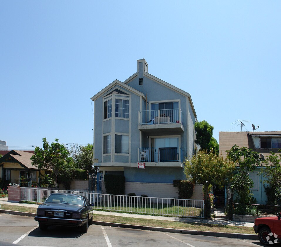 Building Photo - 1880 Locust Ave