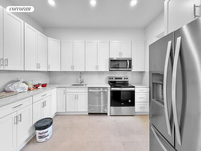 Foto del edificio - 65-50 Grand Ave