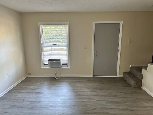 Building Photo - Newly Renovated Two Bedroom Townhome!!
