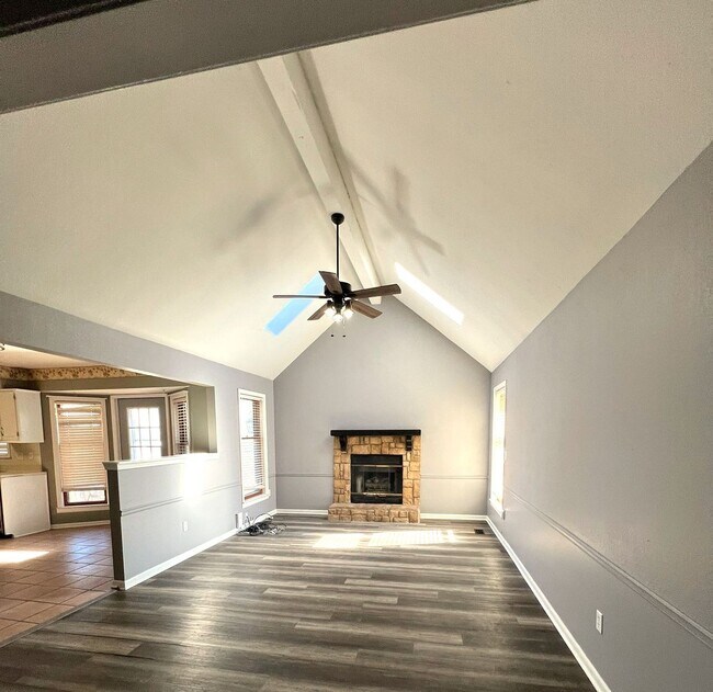 Building Photo - Bright & Spacious Living in the Heart of North Kansas City