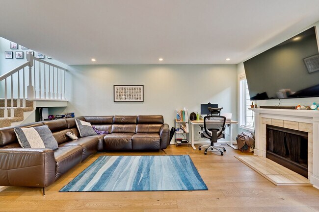 Foto del edificio - Large 3 Bed 2.5 Bath Townhome walking dist...