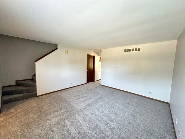 Building Photo - 542 N Crystal Ave