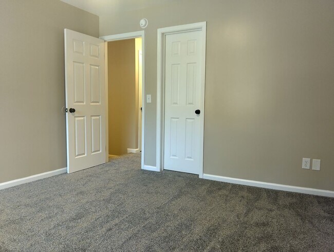 Building Photo - Spacious 2bd/1.5ba townhome