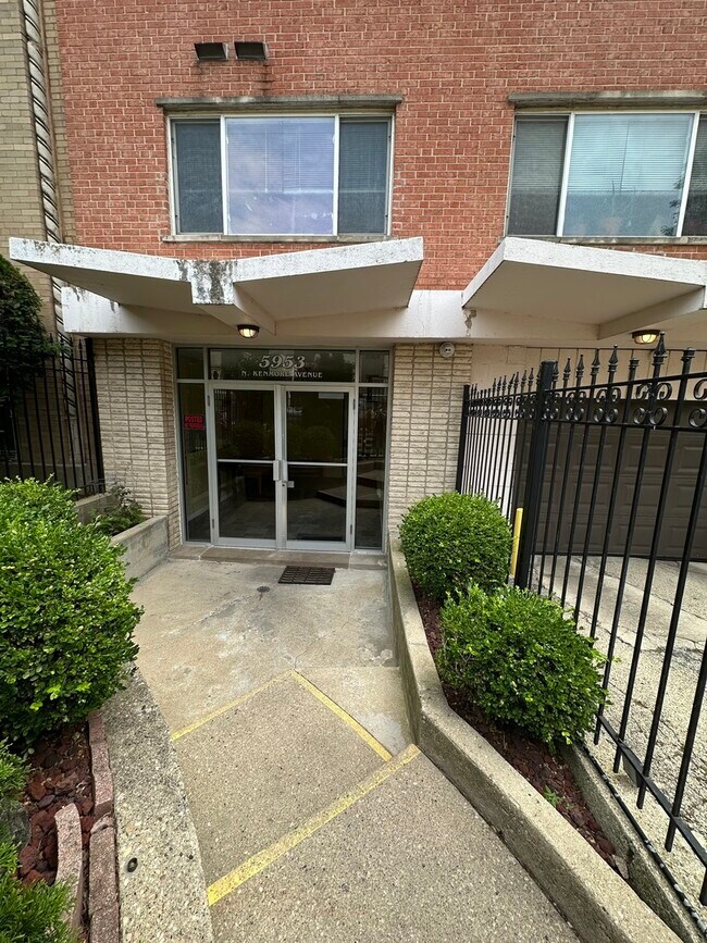 Foto del edificio - 5953 N Kenmore Ave