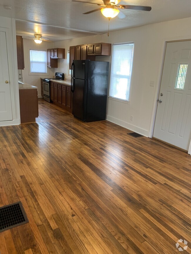 Building Photo - 3315 Valley Dr