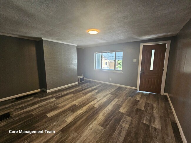 Building Photo - 2 bedroom 1 bath house for rent in West Mi...