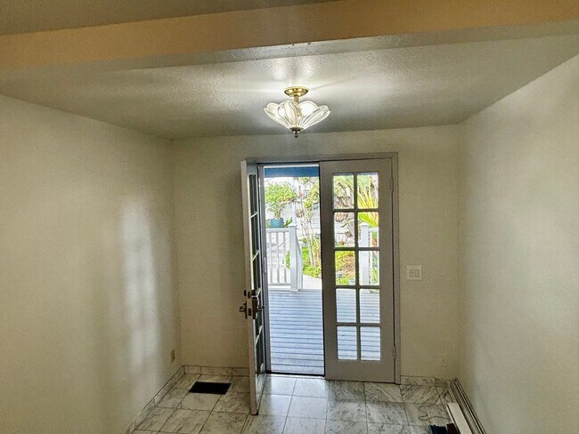 Building Photo - Charming 2 bed 2 bath in Coronado