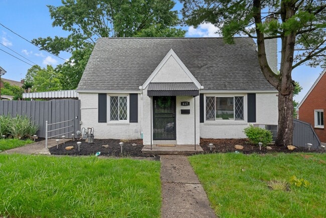 1ST MONTH FREE NOW THRU 9/5! Stunning 3 be... - 1ST MONTH FREE NOW THRU 9/5! Stunning 3 be... House