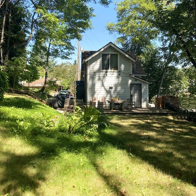 Building Photo - 2361 S Bayview St