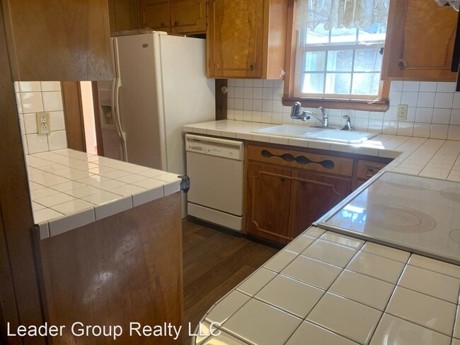 Building Photo - 3 br, 2 bath House - 102 South Dr.