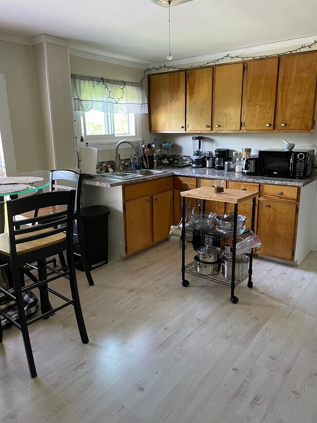 Kitchen - 613 Churchill St