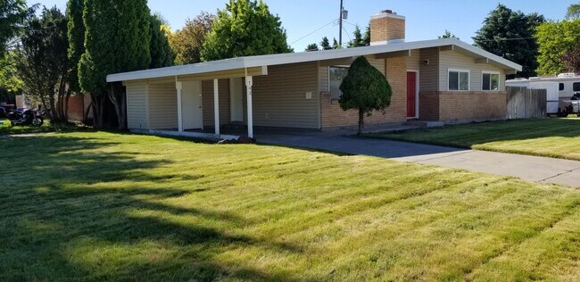 Foto del edificio - 3 bedroom, 1 bath ranch style home on corner lot.