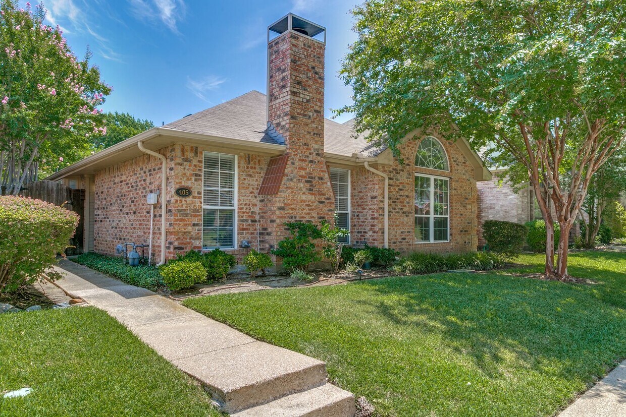 Foto principal - Modern Makeover! Rare 2 Bedroom House in C...