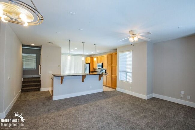 Building Photo - Beautiful Tri-level 3Bdm 3.5Ba Townhome ne...