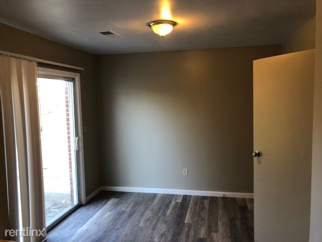 Building Photo - 3 br, 1.5 bath Townhome - 253 Locust Ln
