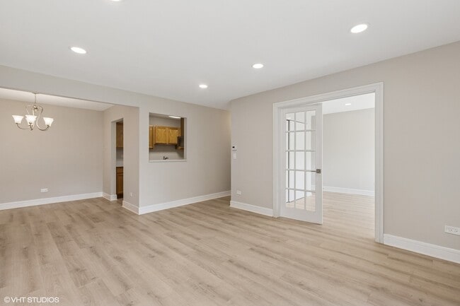 Building Photo - 940 N Lakeside Dr
